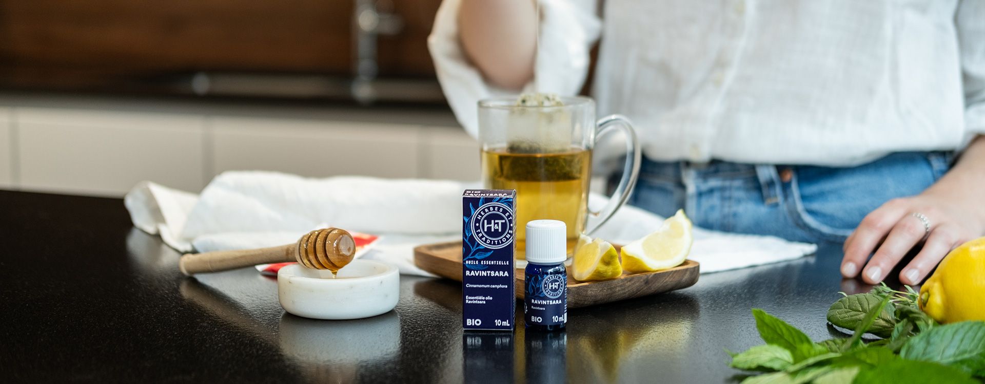 Pomocník na chladné dny, esenciální olej Ravintsara | aromaterapie Byliny a Tradice