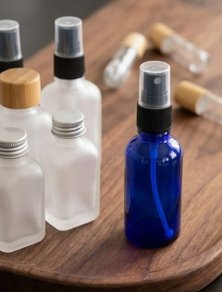 Modrá skleněná 30 ml lahvička s rozprašovačem je ideální na hydroláty, osvěžovače, pleťové spreje. Opakovaně použitelná a praktická i na cesty.